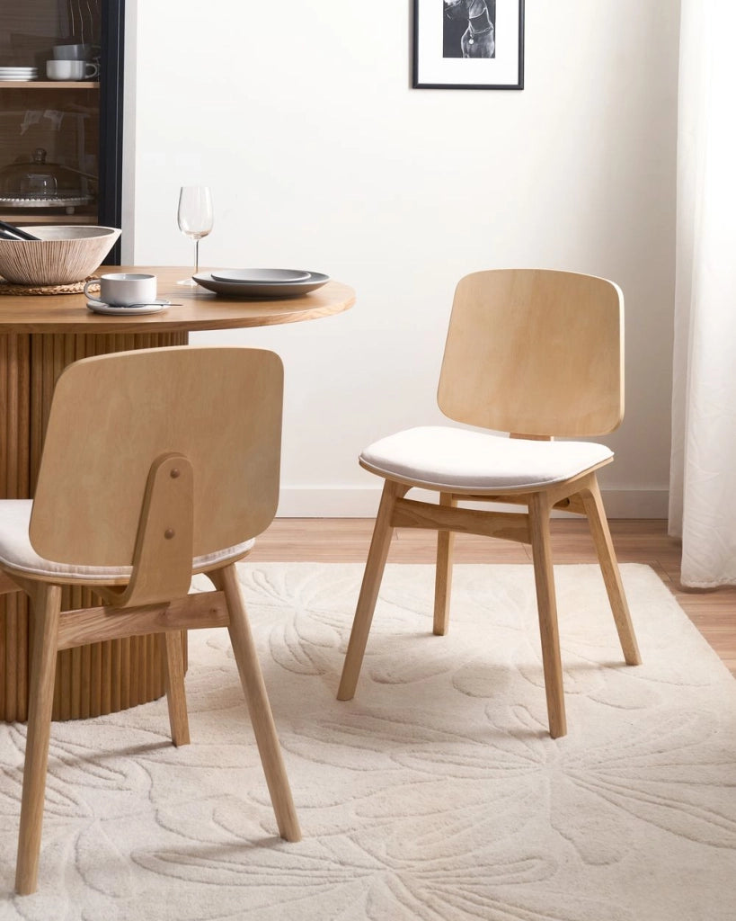 Set di 2 sedie da pranzo in tessuto beige chiaro senza braccioli in stile scandinavo con struttura in legno di gomma marrone chiaro