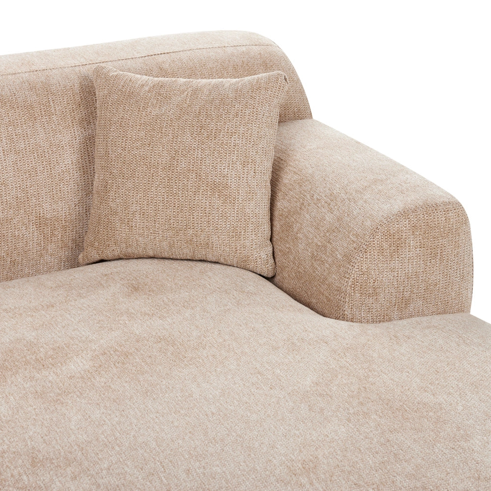 Divano ad angolo sinistro in tessuto beige lato sinistro e gambe in legno stile minimalista