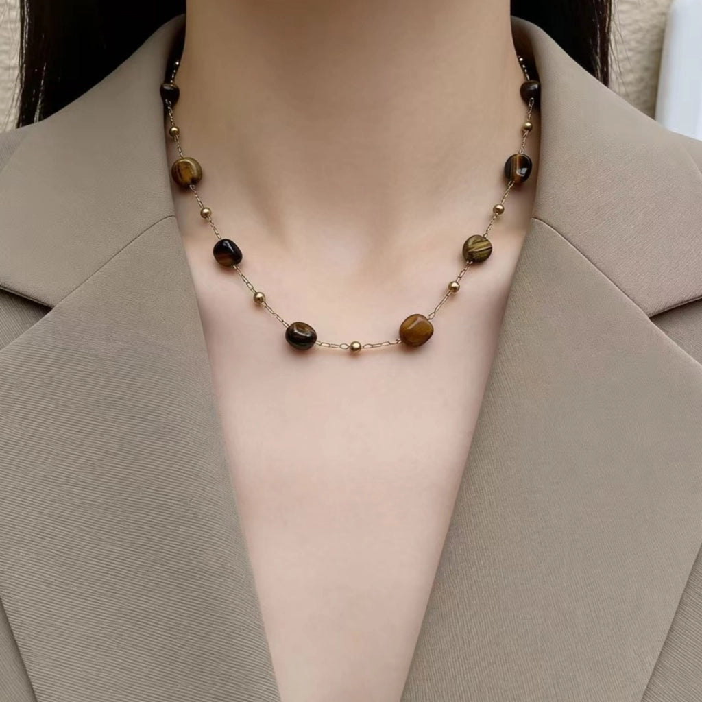Collana in stile boh¨¦mien minimalista con perline di ambra effetto tartaruga.
