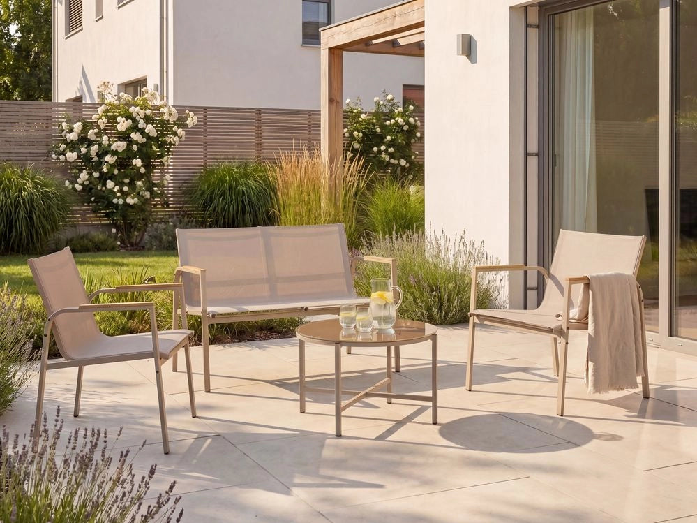 Set da giardino beige in acciaio verniciato a polvere, 4 posti con poltrone e tavolino in vetro, set da conversazione da esterno dal design moderno