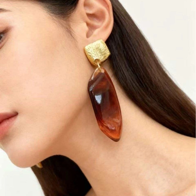 Orecchini geometrici vintage in resina marrone
