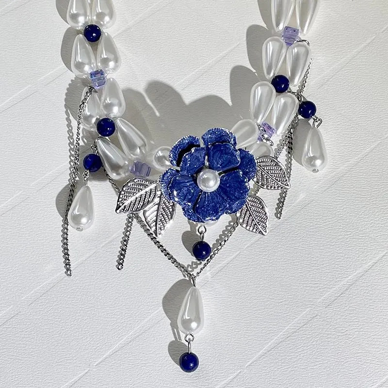 Collana fatta a mano con fiore blu e perla e nappa, regalo di Natale o di compleanno.