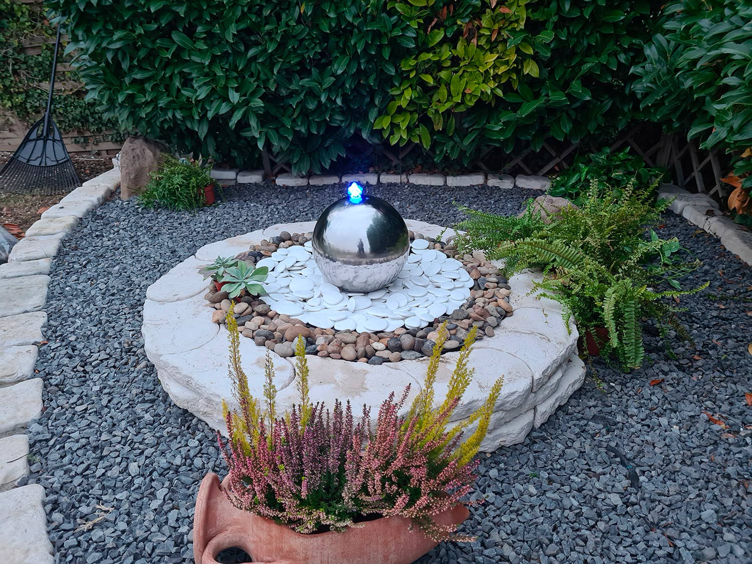 Sfera Cascata Artificiale da Giardino con LED Ø30 cm in Acciaio Inox con Pompa