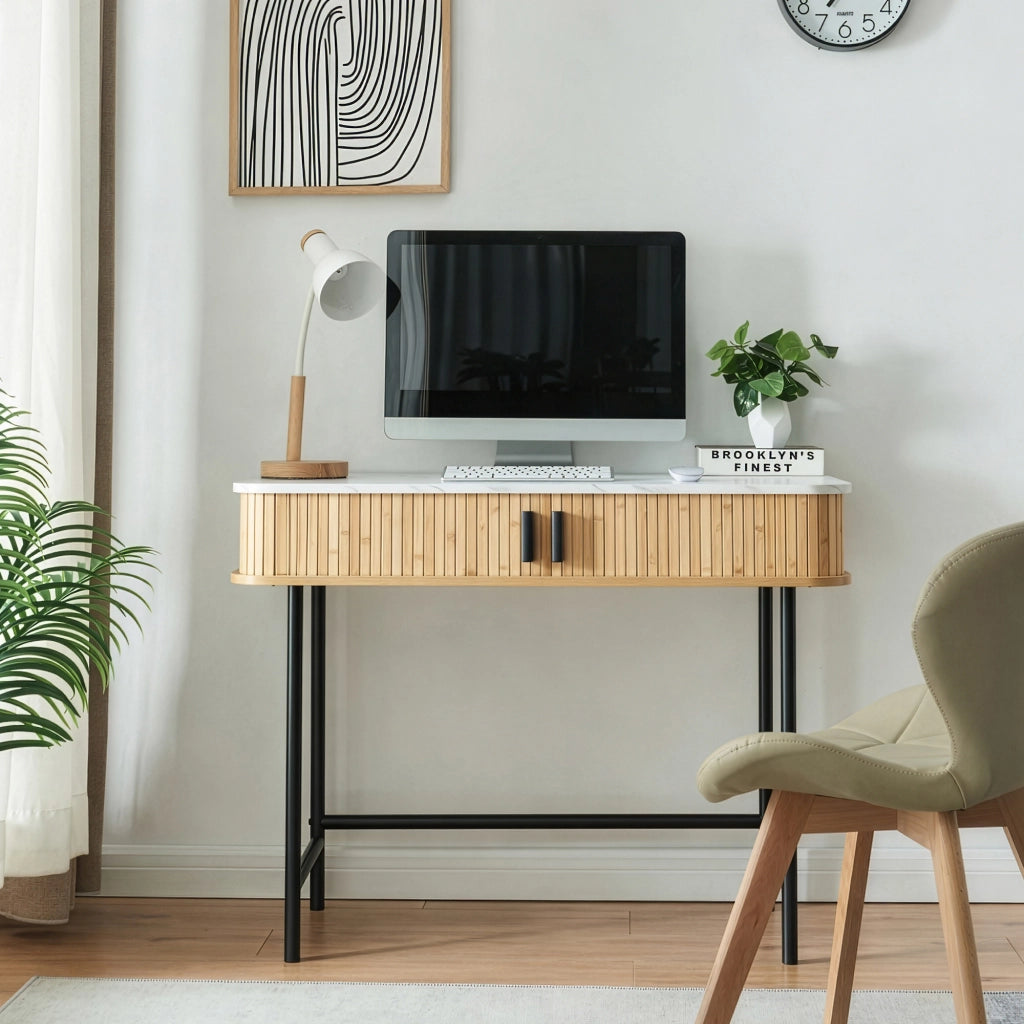 Tavolo Consolle Tvedestrand con Scomparti Chiusi in Bambù - Effetto Marmo Bianco / Colore Legno [en.casa]