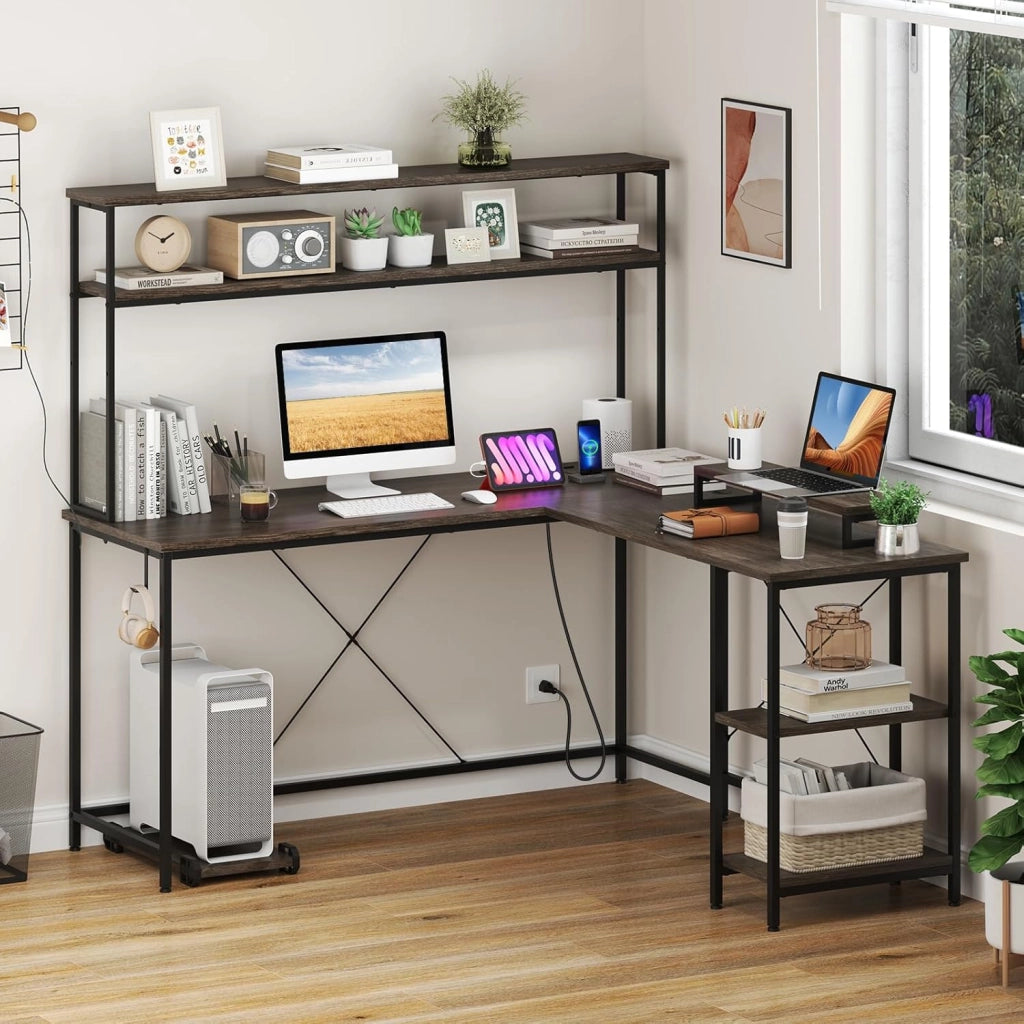 Scrivania per Computer a Forma di L, Tavolo da Gioco con Scaffale Regolabile, Gancio, Supporto per CPU, Striscia LED, Telecomando e Prese di Corrente, Desk per Studiare e Lavorare (Grigio)