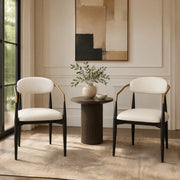 Sedia da pranzo in tessuto beige con struttura in metallo nero e dettagli oro