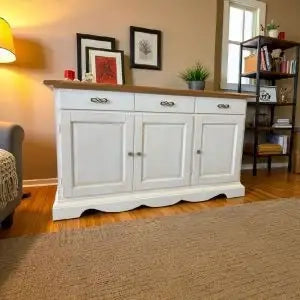 Credenza madia Alberta in legno 3 ante bugnate bianco anticato e noce Bassano zocolo sagomato