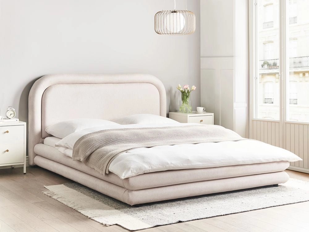 Letto imbottito in tessuto beige chiaro con testiera e giroletto 160 x 200 cm camera da letto elegante
