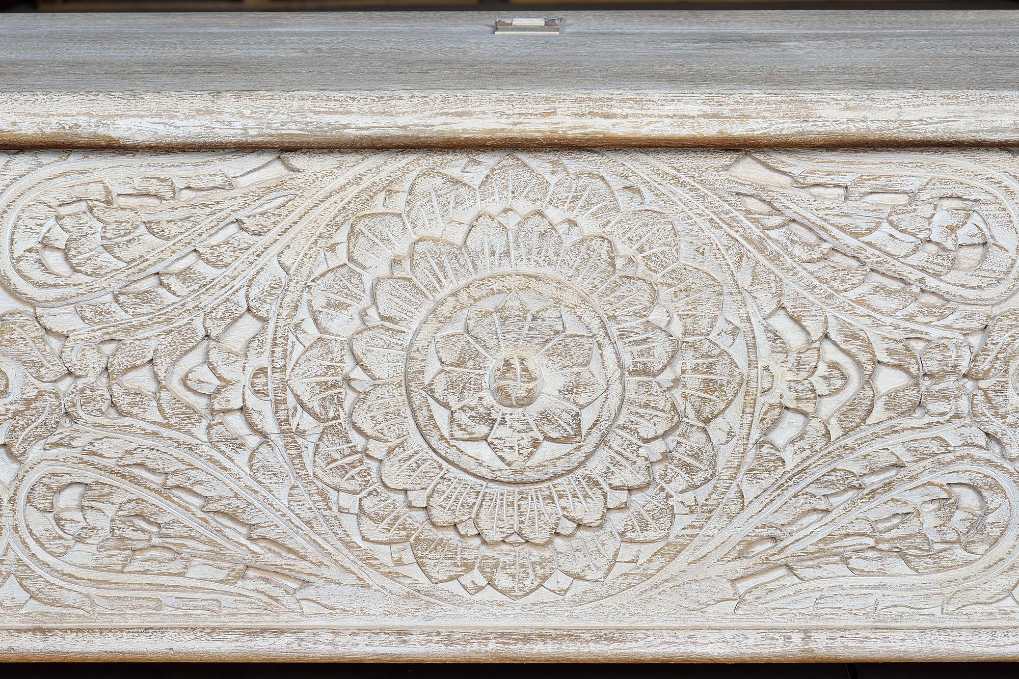 Cassapanca in massello di mango intagliato