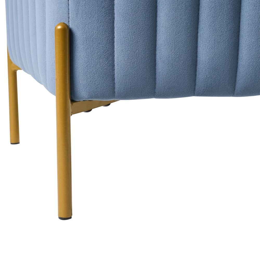 Pouf rivestito in velluto blu con gambe in metallo dorato seduta quadrata 47 x 47 cm per un salotto glamour