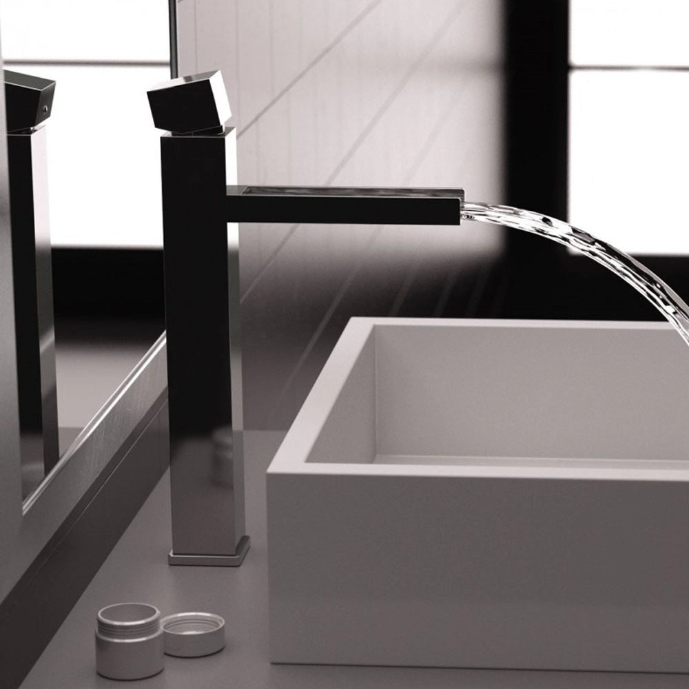 Miscelatore lavabo alto ideale per lavabo a bacinella da appoggio, dotato di bocca a cascata serie cube waterfall