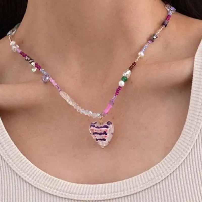 Collana a forma di cuore con perline di vetro: gioielli fatti a mano rosa e viola