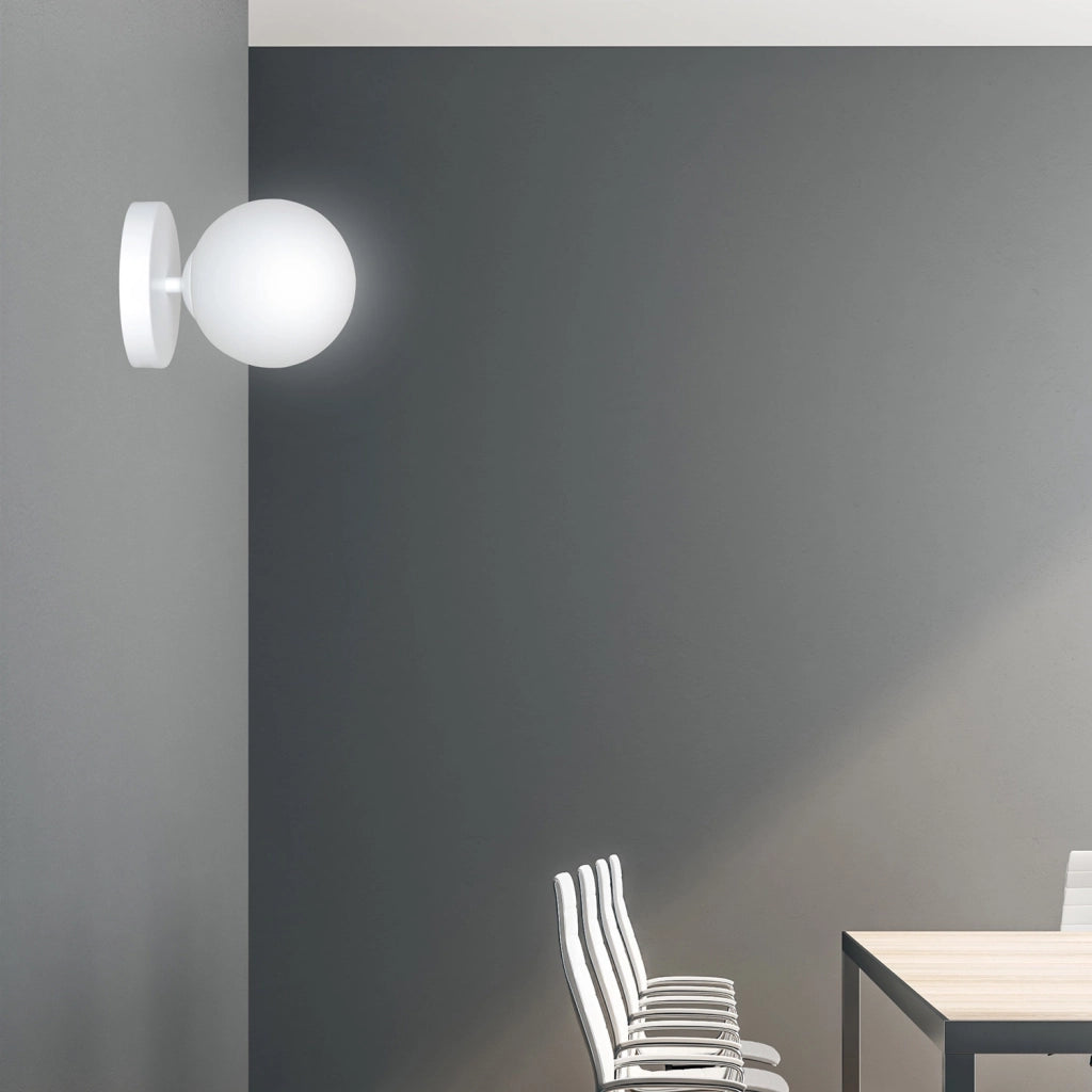 Applique 1 Luce Rama In Acciaio Bianco A Bracci E Sfera In Vetro Opalino