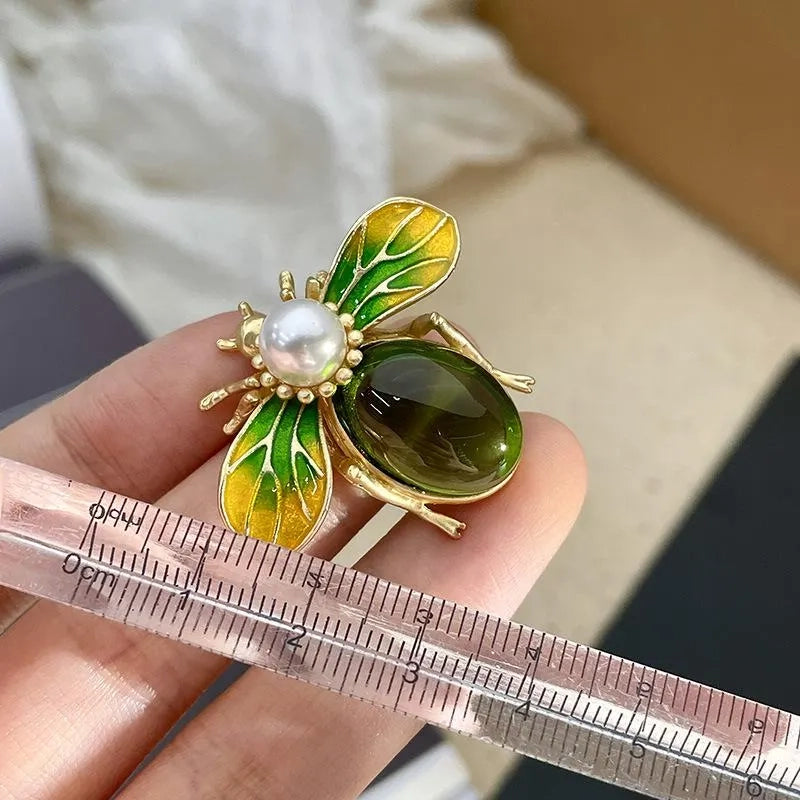 Set vintage di collana e orecchini con ape e perle verdi: gioielli realizzati a mano con perline.
