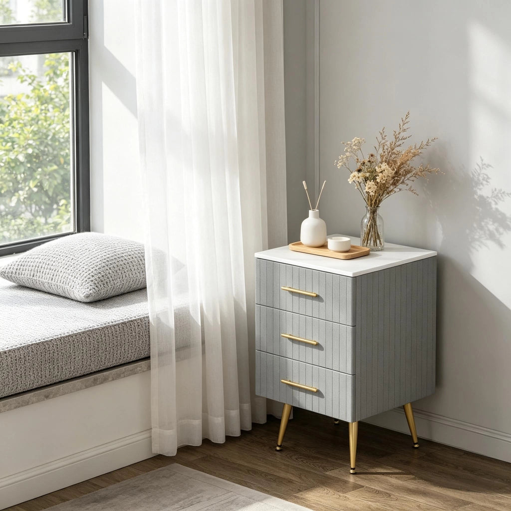Comodino moderno in velluto grigio con 3 cassetti, struttura in MDF e gambe in metallo