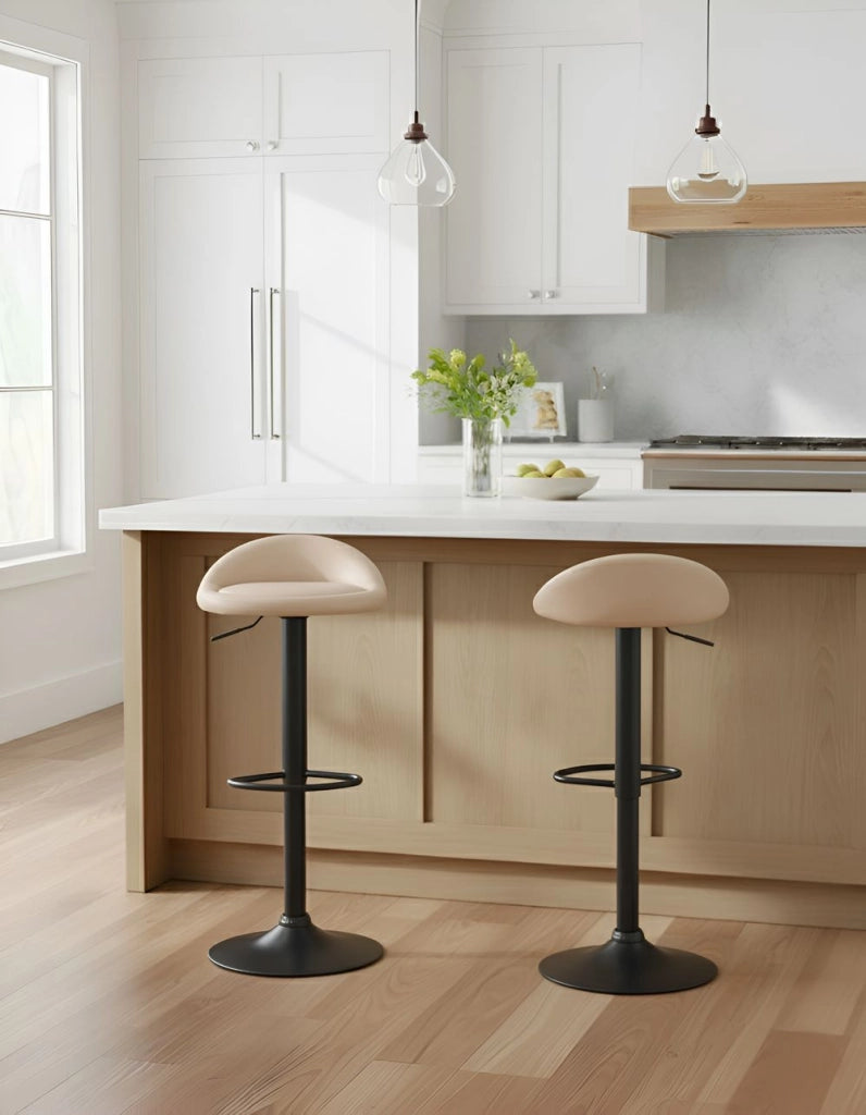 Set di 2 sedie da bar Beige chiaro rivestito in ecopelle Poggiapiedi nero girevole regolabile in altezza Moderno