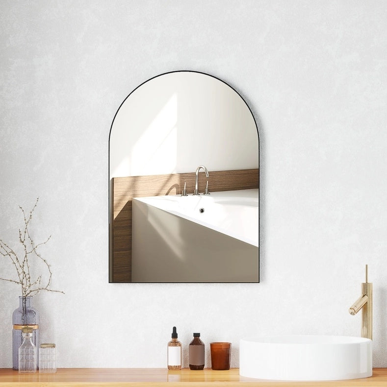 Specchio da bagno arcuato 50x70 cm con cornice in alluminio nero