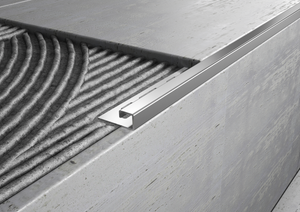 Profili in ACCIAIO sezione quadra per gradini. Barra 2.5 m SPESSORE ACCIAIO: MM 1, FINITURA: Lucido, SPESSORE PER MATTONELLA: MM 8