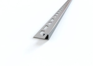 Profili in ACCIAIO sezione quadra per gradini. Barra 2.5 m SPESSORE ACCIAIO: MM 1, SPESSORE PER MATTONELLA: MM 10, FINITURA: Lucido