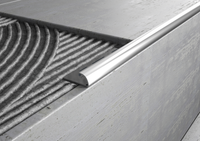 Profili in ACCIAIO sezione tonda per gradini. Barra 2.5 m SPESSORE PER MATTONELLA: MM 8, SPESSORE ACCIAIO: MM 1, FINITURA: Opaco