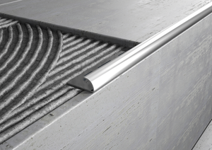 Profili in ACCIAIO sezione tonda per gradini. Barra 2.5 m SPESSORE PER MATTONELLA: MM 8, SPESSORE ACCIAIO: MM 1, FINITURA: Opaco