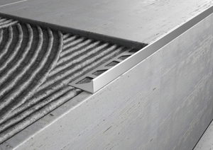 Profilo terminale in ACCIAIO per gradini e scale. Barra 2.5 m SPESSORE ACCIAIO: MM 1, FINITURA: Lucido, SPESSORE PER MATTONELLA: MM 8