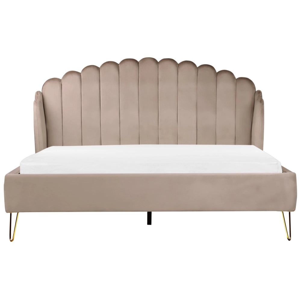Letto matrimoniale in velluto tortora con testiera a conchiglia con gambe in metallo 160 x 200 cm retro capitonné