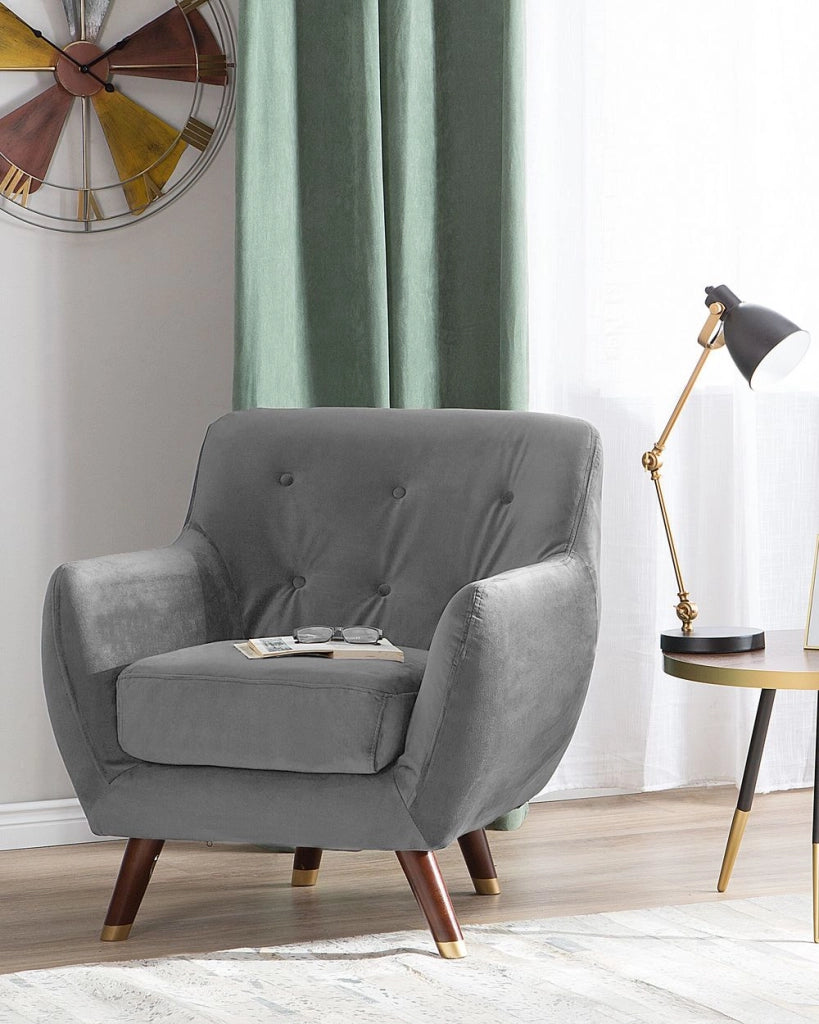 Poltrona in velluto grigio con gambe in legno con schienale capitonnè