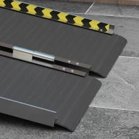 Rampa per Sedia a Rotelle Pieghevole in Alluminio con Deflettori e Adesivi, 91x73.6x5.1 cm, Nero