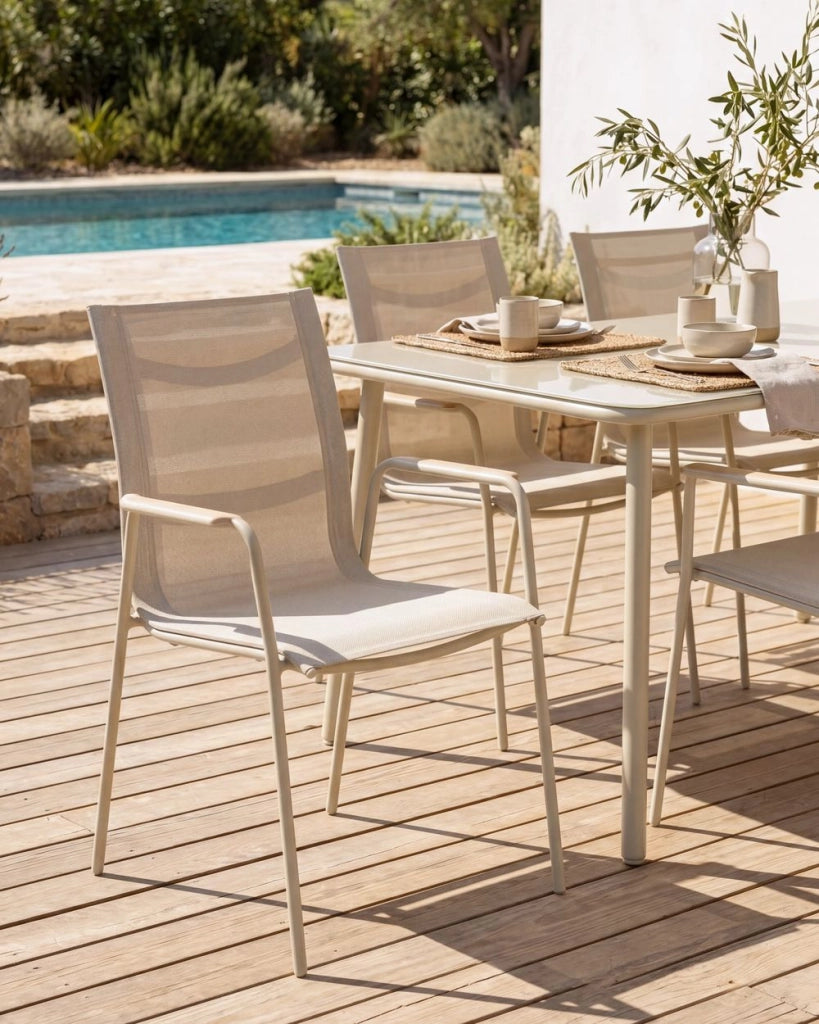 Set di 4 sedie da giardino con struttura in acciaio color beige chiaro, seduta e schienale in rete, verniciate a polvere, resistenti ai raggi UV e all'acqua, impilabili