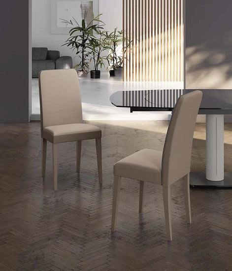 Sedia Anita in Similpelle Beige con Gambe in Legno di Faggio Laccato, Design Moderno ed Elegante per Interni - Ombrellificio