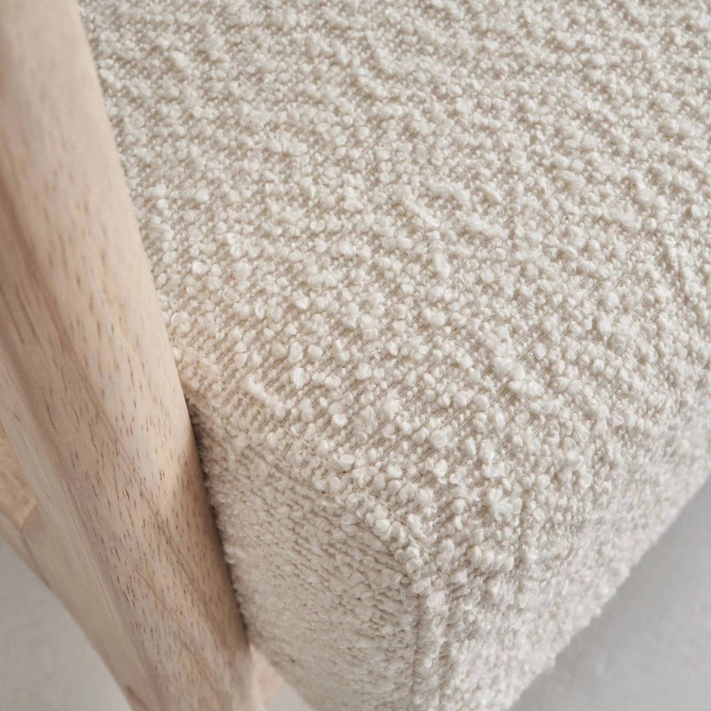 Poltrona scandinava in legno e tessuto bouclé testurizzato, beige