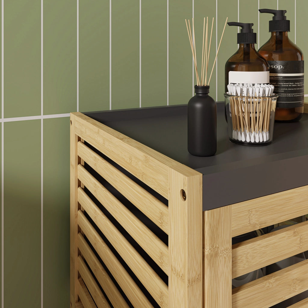 Scaffale da Bagno Kydesby in Bambù con 2 Ripiani Aperti e Scomparto ad Anta 83 x 39 x 30 cm - Naturale / Grigio [en.casa]