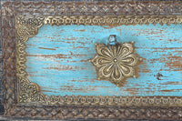 Cassapanca in massello di mango intagliato con particolari in ottone