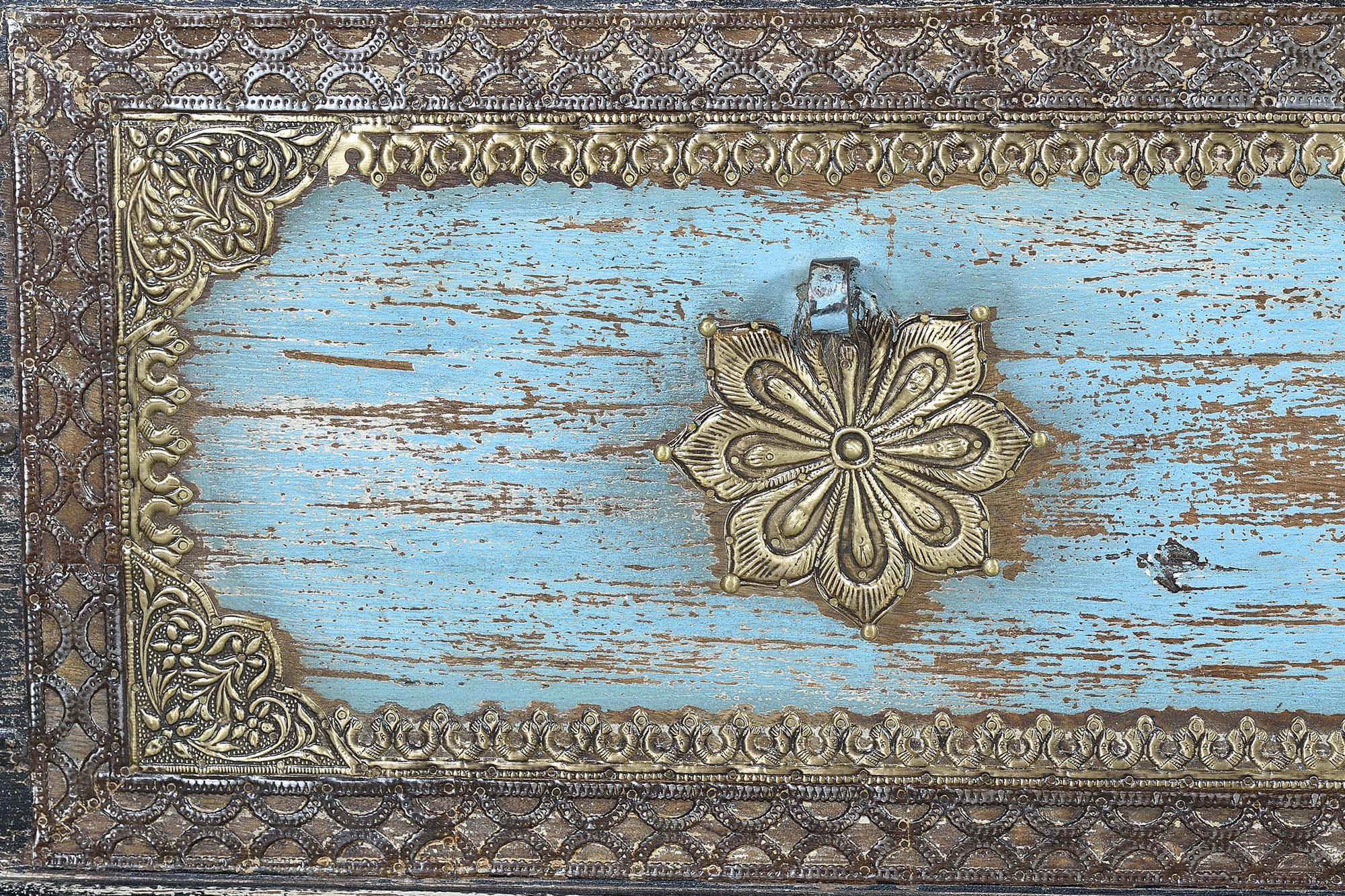 Cassapanca in massello di mango intagliato con particolari in ottone