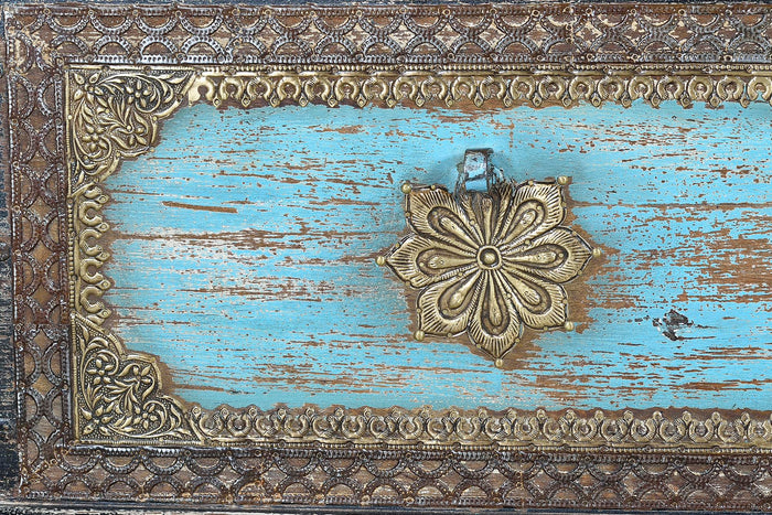 Cassapanca in massello di mango intagliato con particolari in ottone