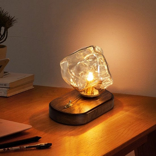 Lampada da parete in stile mid-century modern con vetro scuro e copertura in vetro di ghiaccio giallo ambrato. Adatta per ingresso, soggiorno e veranda. Lampada da parete vintage con stile rurale. 

Modello: 
Specifica: 
Codice prodotto: