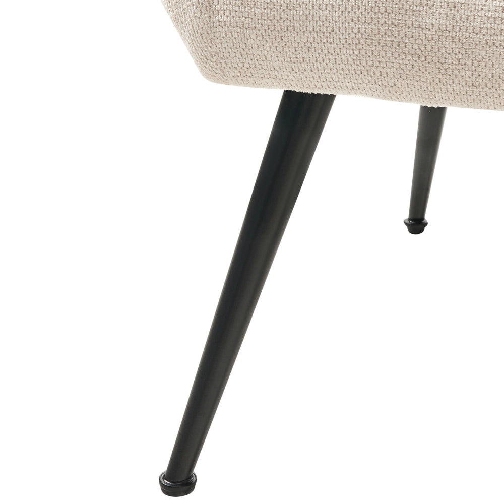 Poltrona in stile retrò con rivestimento idrorepellente gambe in acciaio imbottitura trapuntata e braccioli beige chiaro