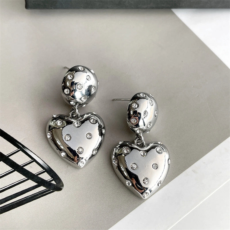 Orecchini a perno a forma di cuore in argento S925 con ago.