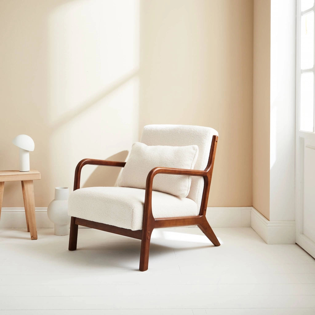 Poltrona scandinava in tessuto bouclé e legno di gomma scuro, crema