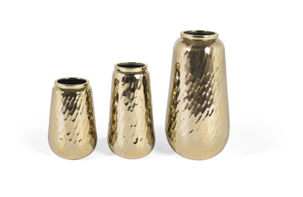 Set di tre vasi decorativi realizzati in metallo dorato