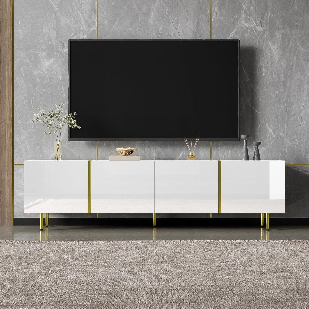 Mobile porta TV lucido con quattro ante, moderno e semplice, di colore bianco.