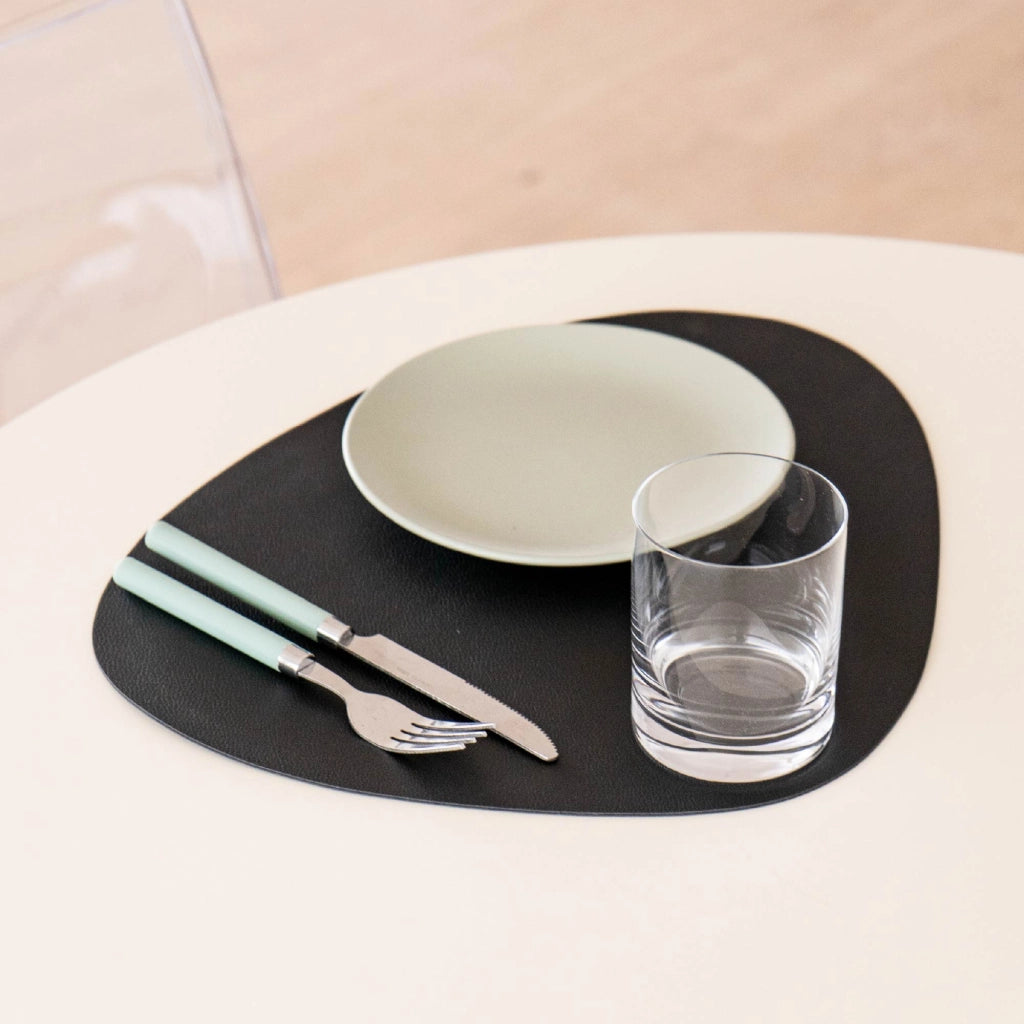 Set di 4 Tovagliette Americane in Similpelle – Eleganti, Antimacchia, Antiscivolo, Impermeabili, Termoresistenti e Lavabili – Utilizzabili da Entrambi i Lati, Ideali per Tavolo da Pranzo o Cucina Nero