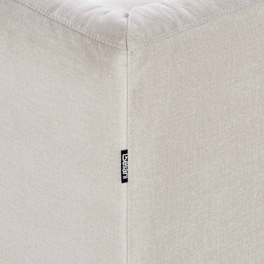 Divano a 3 posti con rivestimento in tessuto beige chiaro gambe in legno e schienale con bottoni