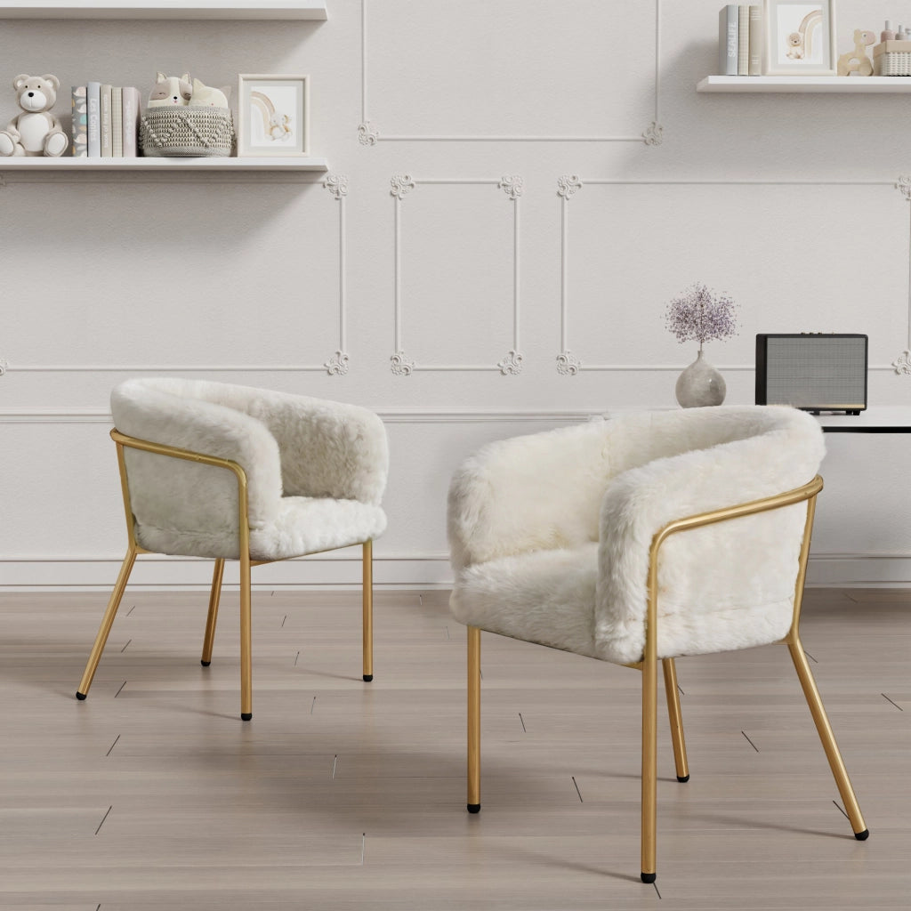 Sedia relax in stile leggero lusso, rivestimento in pelliccia sintetica bianca, struttura con gambe in metallo