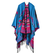 Mantella extra lunga e spessa in cashmere con spacco e nappa a motivo geometrico a rombi.