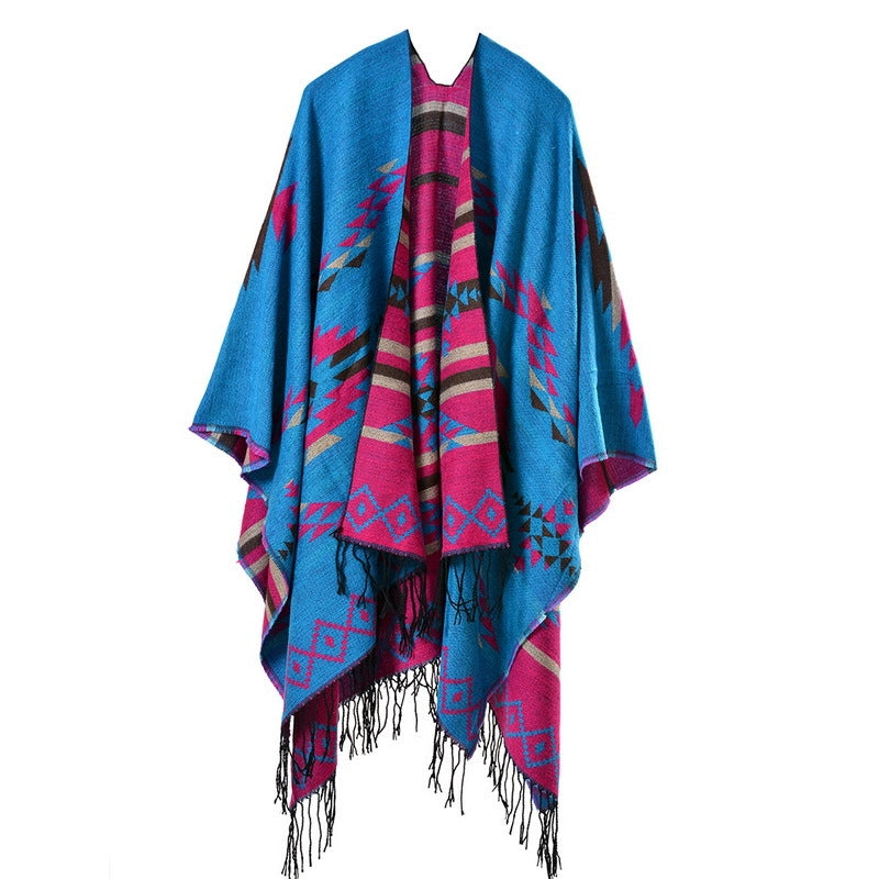 Mantella extra lunga e spessa in cashmere con spacco e nappa a motivo geometrico a rombi.