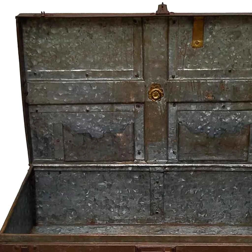 Valigia artigianale in metallo, 67x37x25h cm