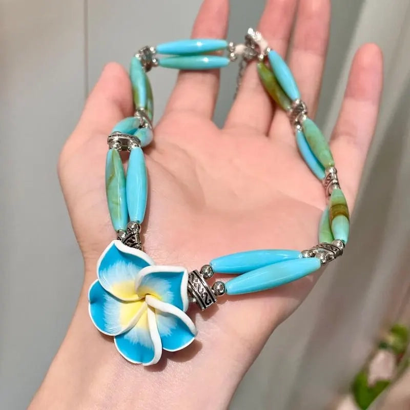 Collana fatta a mano con perline di cristallo e frangipani blu, regalo di Natale o compleanno.