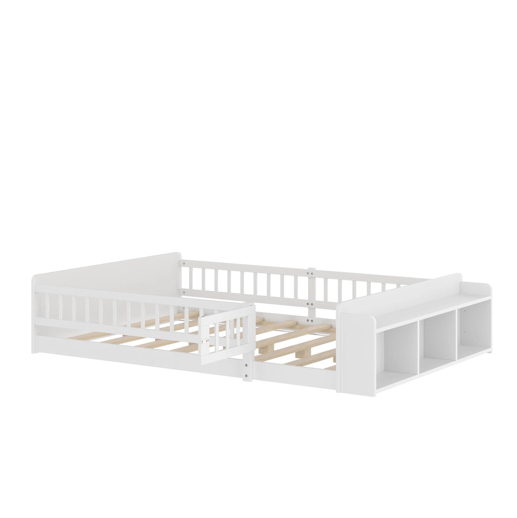 Letto per bambini ULEVR 140x200 cm con vani aperti, ripiani e cancelletto apribile, bianco